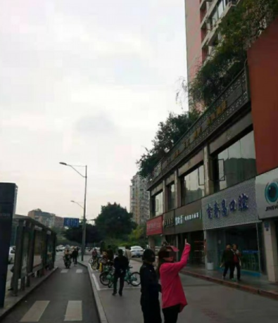 情侣吵架往窗外扔菜刀，别让公共安全为冲动埋单