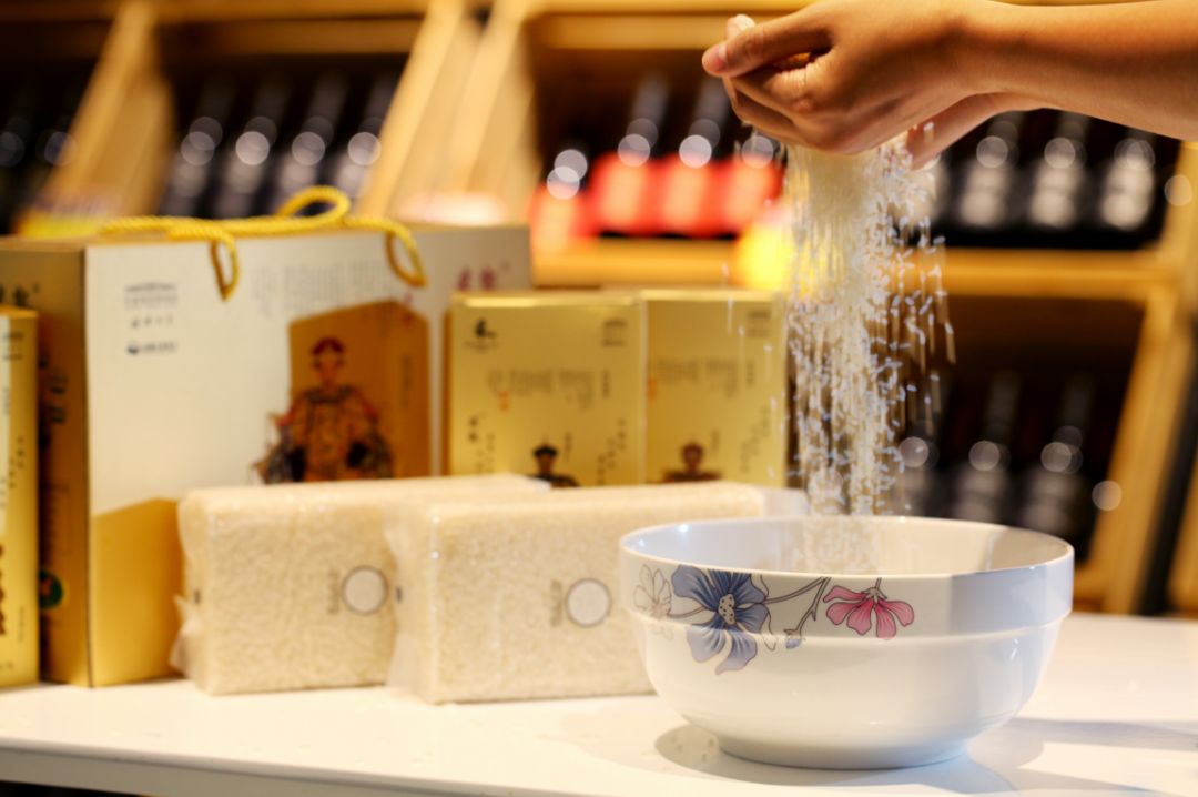 庆祝首家智能环保餐厅入驻生态设计小镇！