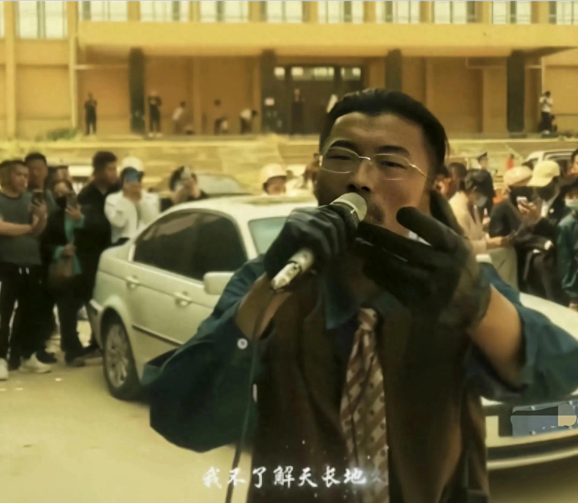 全民网红现象：社会影响的双刃剑