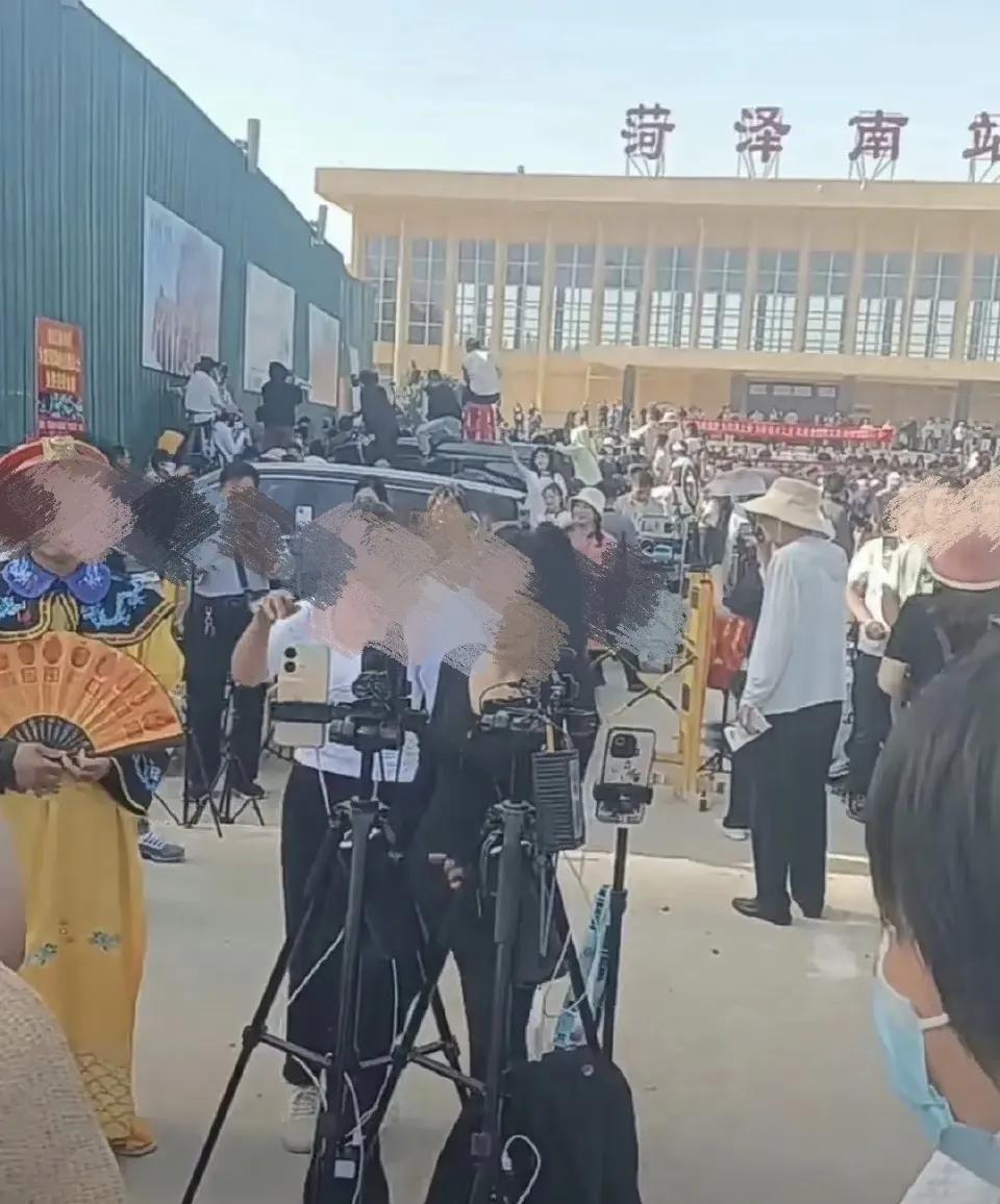 全民网红现象：社会影响的双刃剑