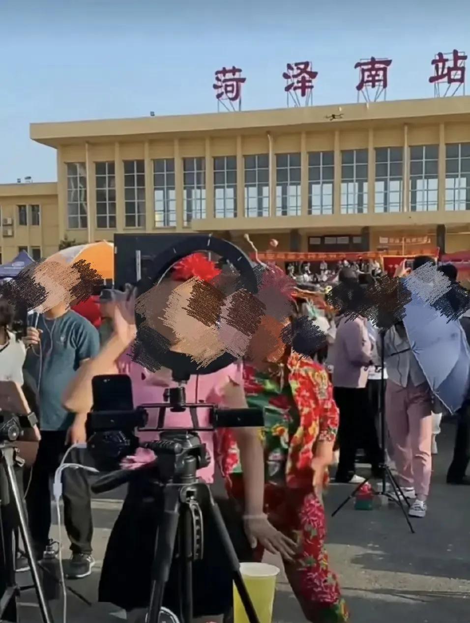 全民网红现象：社会影响的双刃剑