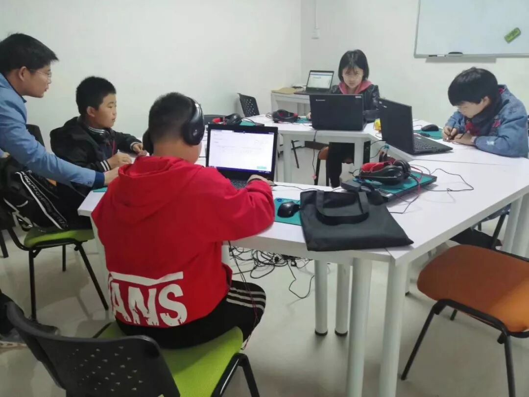 松鼠AI中小学全科智能辅导，用人工智能来培养孩子！小班授课效果出众！