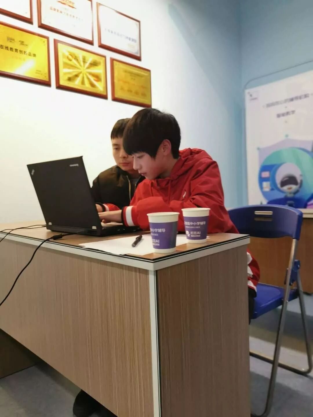 松鼠AI中小学全科智能辅导，用人工智能来培养孩子！小班授课效果出众！