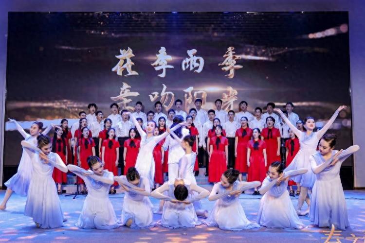 学校演出编排靠“外包”？没必要这么卷！